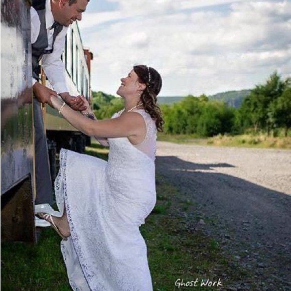 Selling a beautiful wedding dress white fits one the height of 52 weight of 150 - Picture 7 of 7
